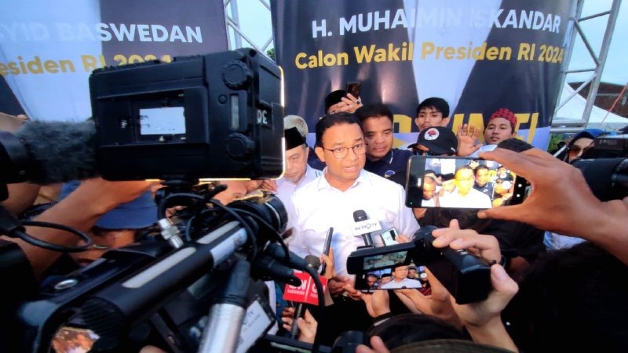 Calon Presiden nomor urut 1 Anies Rasyid Baswedan (tengah) menjawab pertanyaan wartawan seusai menghadiri konsolidasi akbar DPW Partai NasDem Sulsel di Lapangan Nasdem, Jalan Bau Massepe, Kota Parepare, Sulawesi Selatan, Selasa (6/2/2024). ANTARA/Darwin Fatir.