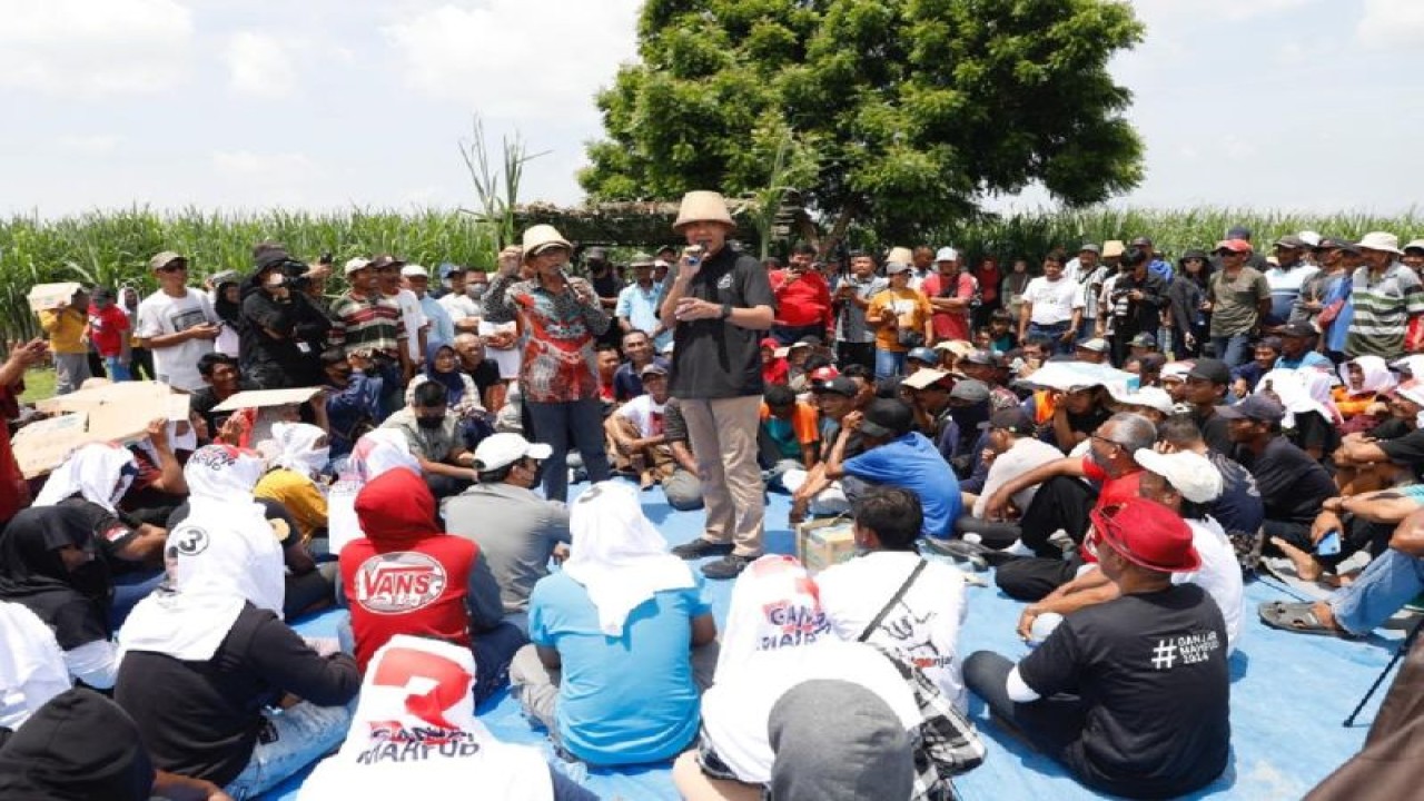 Foto arsip--Calon presiden nomor urut 03 Ganjar Pranowo berdialog dengan petani di Kabupaten Ngajuk, Jatim. ANTARA/HO-Tim dokumentasi pemenangan Ganjar-Mahfud