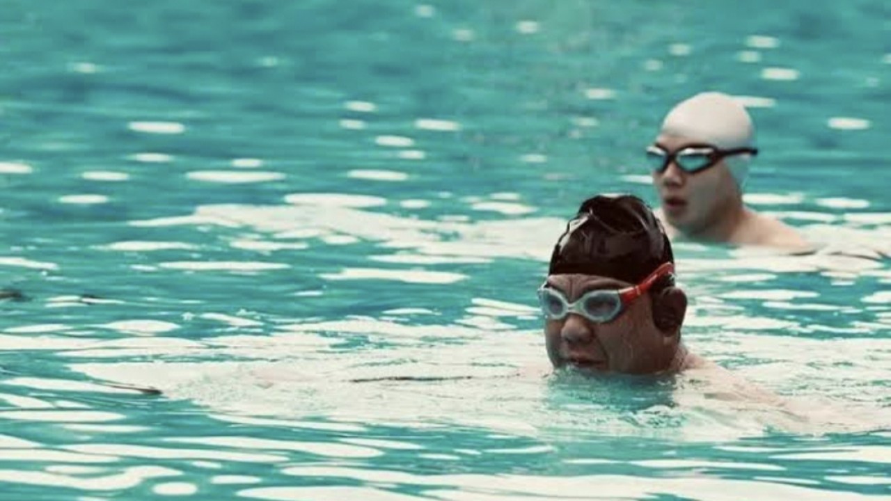 Capres nomor urut 2 Prabowo Subianto berenang jelang debat Pilpres 2024