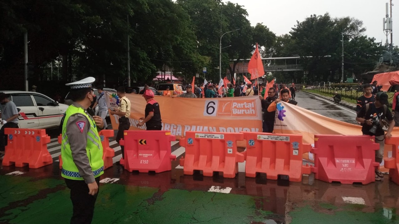 Demo buruh dari Partai Buruh di Patung Kuda. (TMC Polda Metro Jaya)