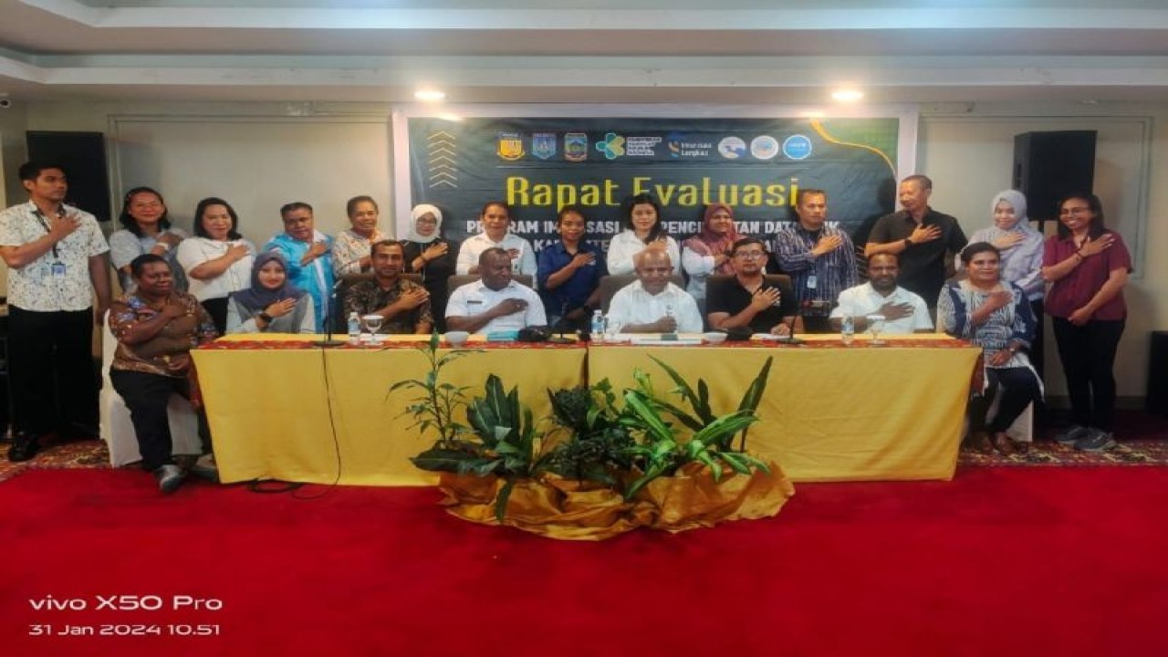 Foto bersama usai rapat evaluasi program imunisasi dan penginputan data Sehat Indonesia-KU (ASIK) pada kabupaten kota yang bertempat di Kota Jayapura, Papua, Rabu (31/1) (ANTARA/HO-Dinas Kesehatan Papua)