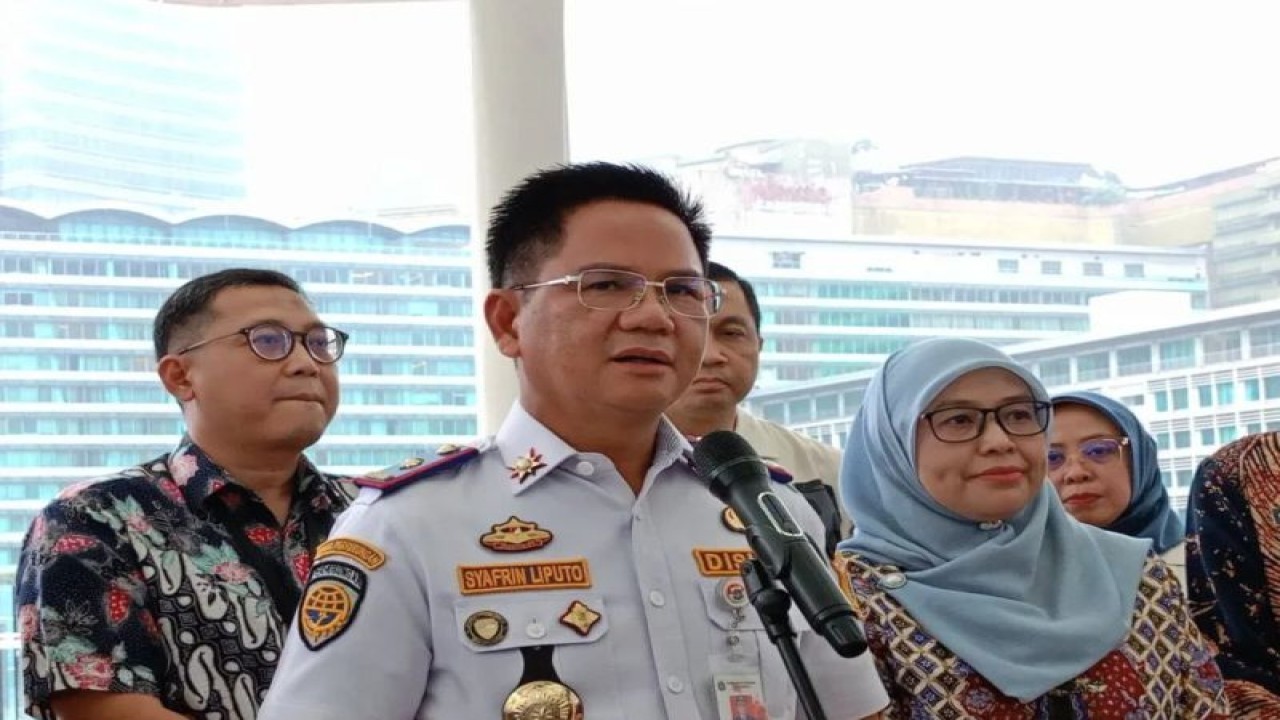 Kepala Dinas Perhubungan (Dishub) DKI Jakarta Syafrin Liputo saat diwawancarai di Halte Bundaran HI, Jakarta Pusat, Selasa (30/1/2024). (ANTARA/Siti Nurhaliza)
