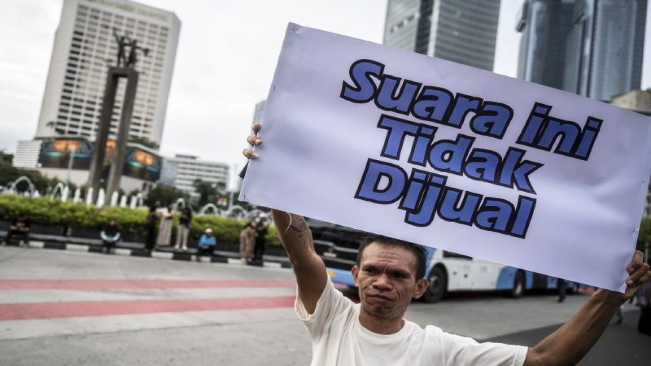 Pegawai Bawaslu mensosialisasikan pemilu antipolitik uang di kawasan Bundaran HI, Jakarta, Minggu (4/2/2024). ANTARA FOTO/Aprillio Akbar/Spt.