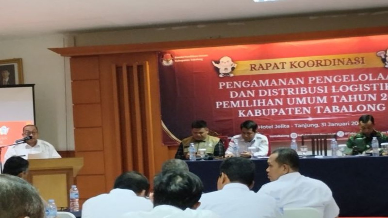 Staf Ahli Bidang Politik, Hukum dan Pemerintahan Setda Tabalong, Syaiful Ikhwan pada acara rakor pendistribusian logistik Pemilu 2024 di Tanjung, Rabu (31/2). ANTARA/Herlina Lasmianti.