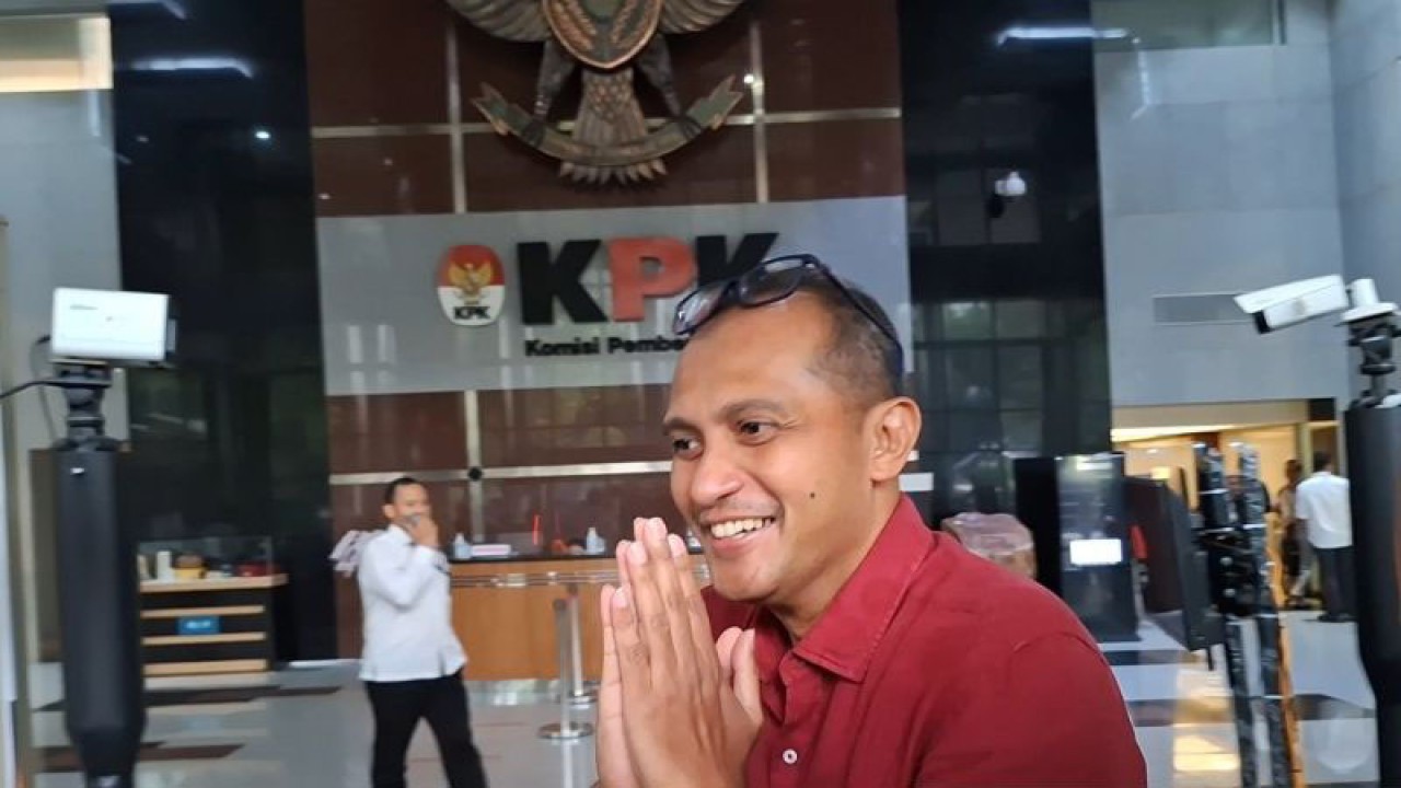 Arsip - Wamenkumham Eddy Hiariej meninggalkan Gedung Merah Putih KPK, usai menjalani pemeriksaan oleh penyidik KPK sebagai saksi kasus dugaan korupsi Kemenkumham, Senin (4/12/2023). ANTARA/Fianda Sjofjan Rassat.