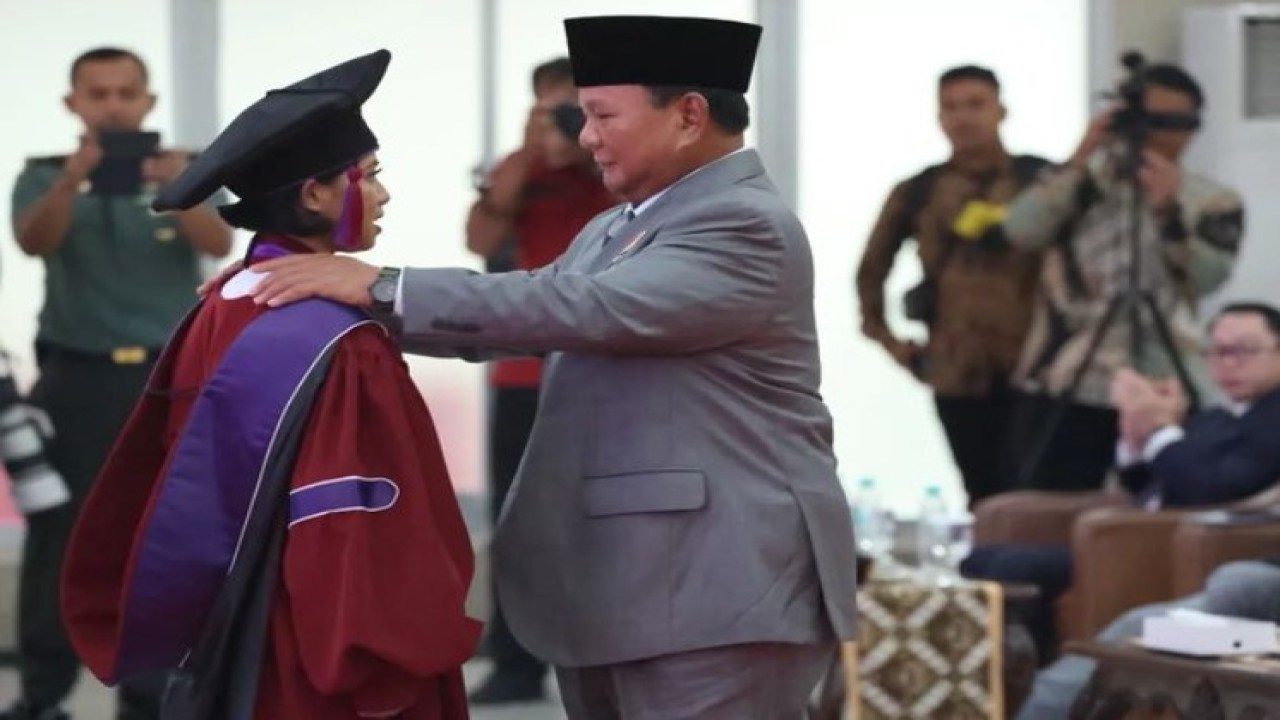 Evania Marisa Rumbobiar bersama Prabowo Subianto. (Foto: Instagram @Kemhanri)