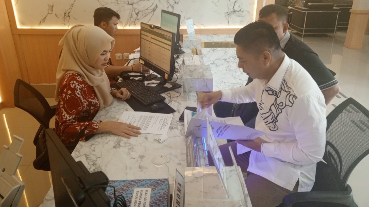 Pengacara Robert Yantoro, Farly Lumopa saat mendatangi PT DKI.