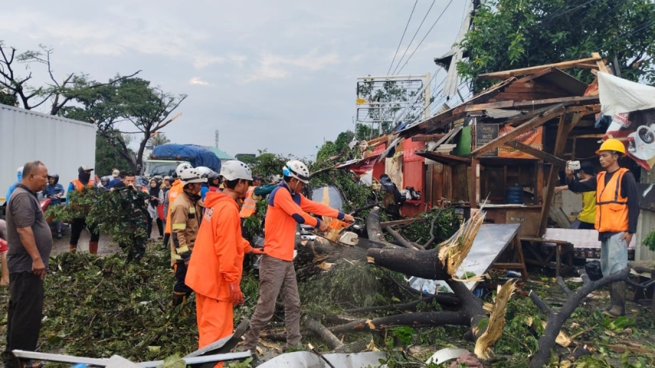 Fenomena alam angin kencang di Kabupaten Sumedang