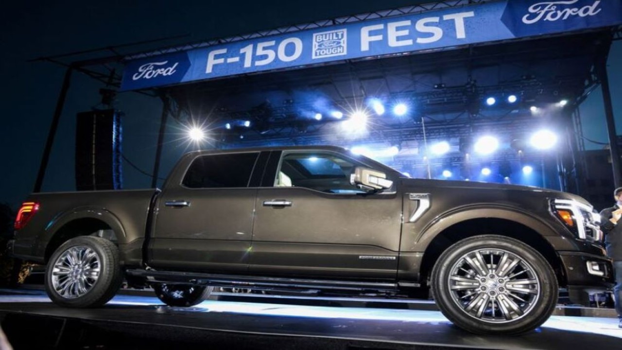 Ford Motor Company mengungkap truk pikap listrik Ford F-150 2024 menjelang North American International Auto Show di Detroit, Michigan, Amerika Serikat, pada 12 September 2023. (Foto: Dok/Rebecca Cook/Reuters)