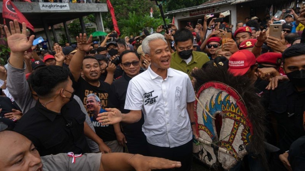 Calon presiden nomor urut 3 Ganjar Pranowo (tengah) bertemu warga dan menyapa pendukungnya saat kampanye bertajuk Njathil Bareng Mas Ganjar di Embung Kaliaji, Wonokerto, Turi, Sleman, D.I Yogyakarta, Selasa (6/2/2024). . ANTARA FOTO/Andreas Fitri Atmoko/agr/rwa.
