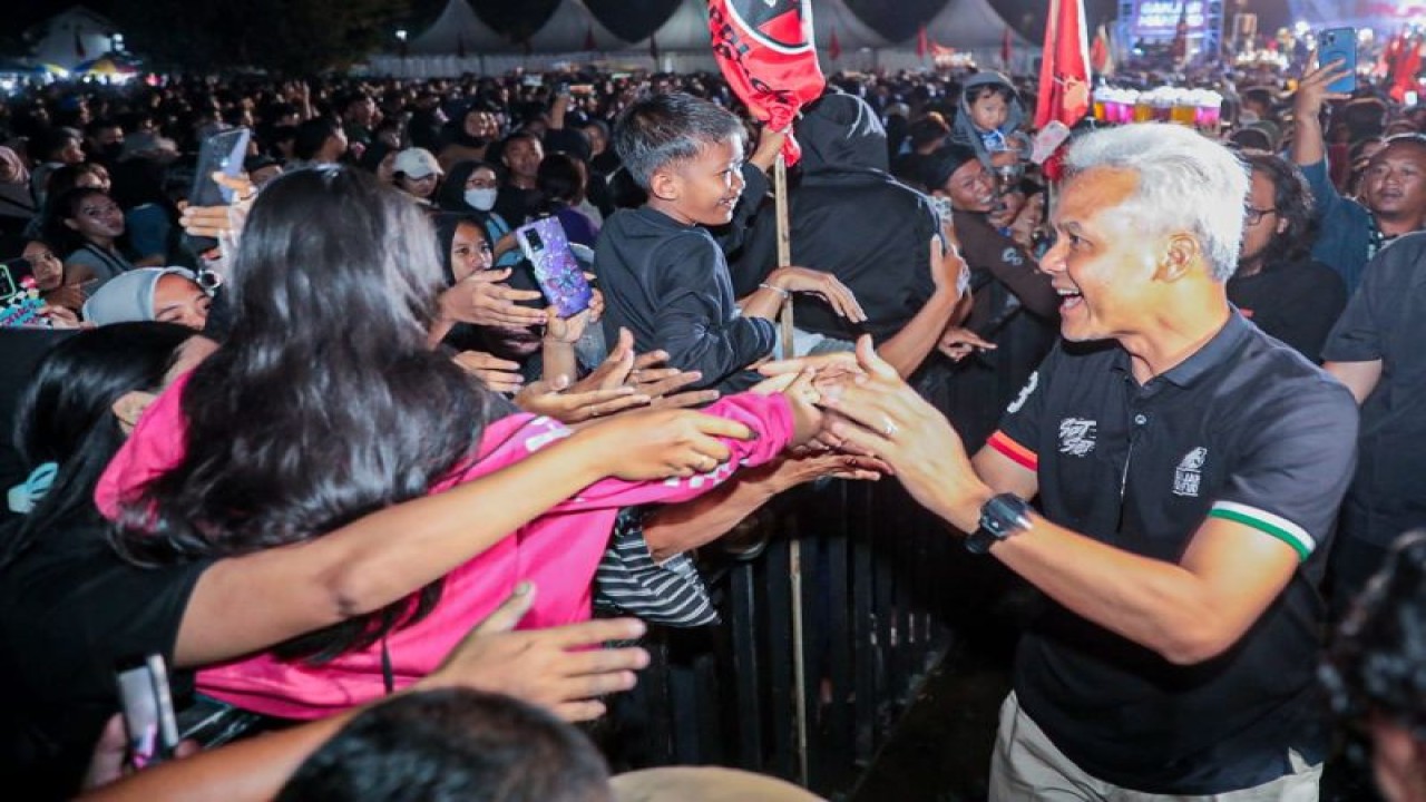 Capres nomor urut 3 Ganjar Pranowo (kanan) saat menyapa warga dalam acara "Pesta Rakyat Ganjar-Mahfud" yang diselenggarakan Sahabat Ganjar, di Lapangan Merdeka, Delanggu, Kabupaten Klaten, Jawa Tengah, Rabu (7/2/2024). (ANTARA/HO-Tim Media Ganjar-Mahfud)