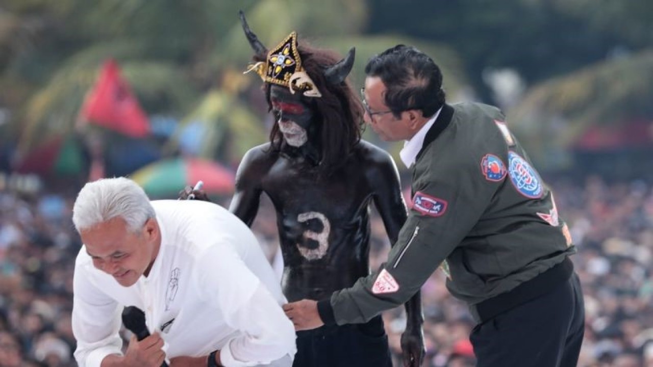 Pasangan Calon Presiden dan Wakil Presiden RI Ganjar Pranowo dan Mahfud Md. saat "Hajatan Rakyat" di lapangan Ruang Terbuka Hijau (RTH) Maron, Banyuwangi, Jawa Timur, Kamis (8/2/2024). ANTARA/HO-TPN Ganjar-Mahfud