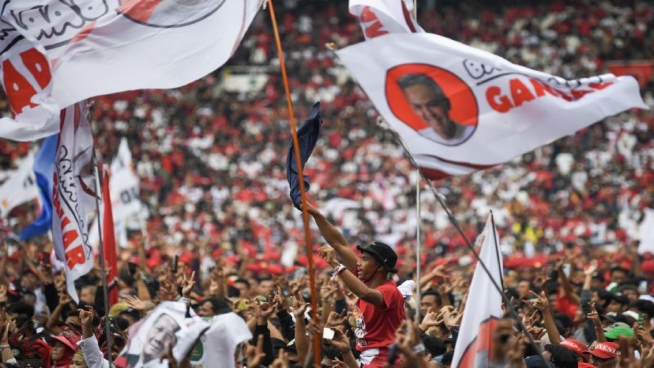 Sejumlah simpatisan dan relawan hadir pada kampanye akbar pasangan capres-cawapres Ganjar Pranowo-Mahfud MD di Stadion Utama Gelora Bung Karno, Senayan, Jakarta, Sabtu (3/2/2024). (ANTARA FOTO/M Risyal Hidayat/rwa)