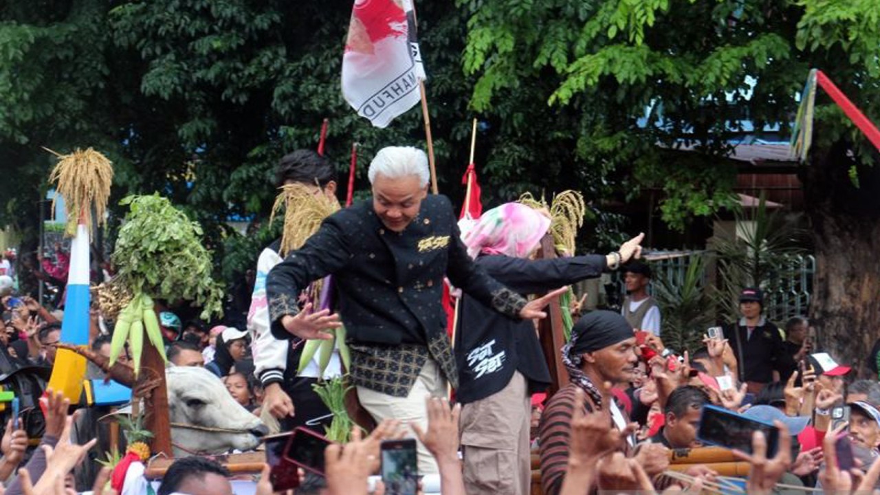 Capres nomor 3 Ganjar Pranowo dengan naik gerobak sapi menyapa pendukungnya dalam cara Hajatan Rakyat di Jalan Slamet Riyadi Solo, Jateng, Sabtu (10/2/2024). ANTARA/Bambang Dwi Marwoto.