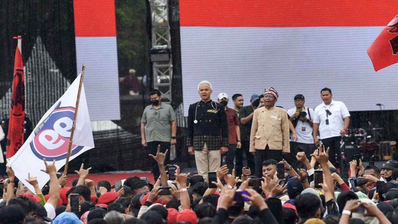 Capres-cawapres nomor urut 3 Ganjar Pranowo (kiri) dan Mahfud MD (kanan) tiba saat kampanye akbar di Benteng Vastenburg, Solo, Jawa Tengah, Sabtu (10/2/2024). Kampanye akbar bertajuk Hajatan Rakyat Bukan Konglomerat itu digelar untuk pemenangan Ganjar Pranowo-Mahfud MD pada kontestasi Pilpres 2024 ANTARA FOTO/M Risyal Hidayat/nym.