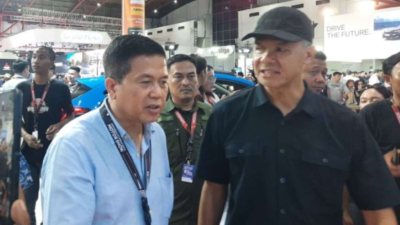 Calon presiden nomor urut 3 Ganjar Pranowo mengunjungi stan Suzuki di ajang IIMS 2024 pada Kamis (22/2/2024). (ANTARA/Chairul Rohman)