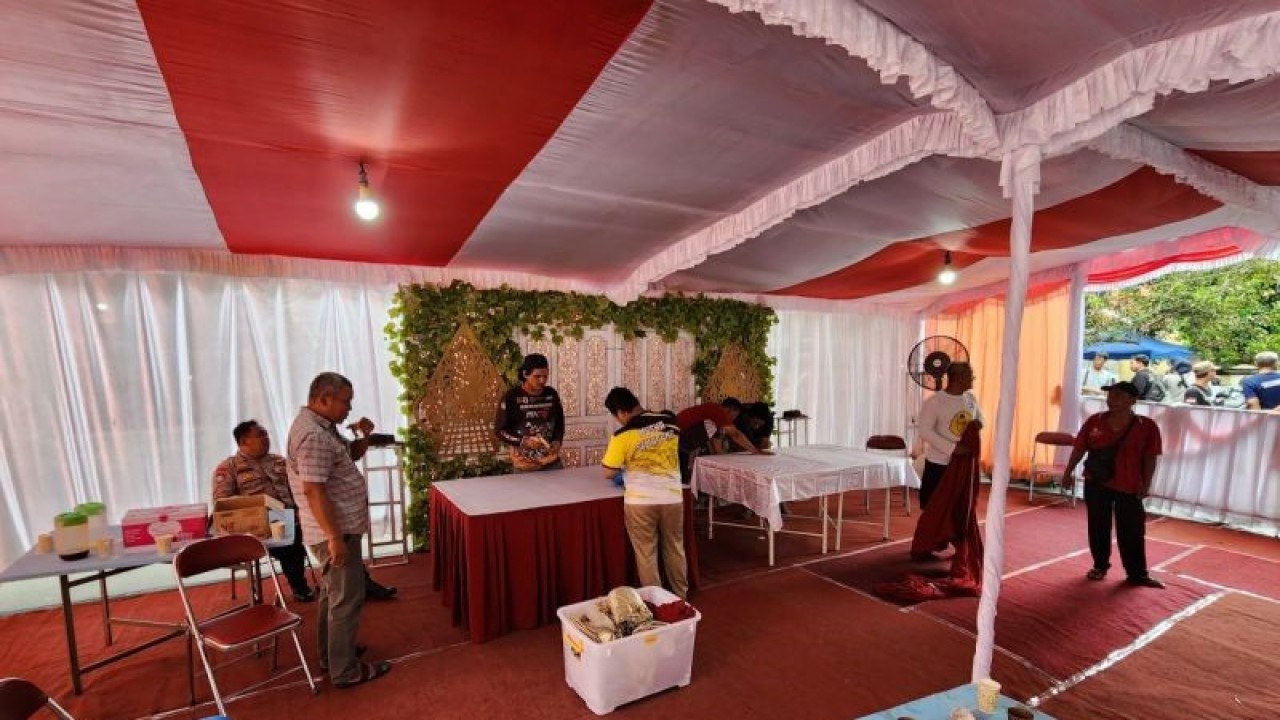 Petugas menyiapkan TPS 11 Kelurahan Lempongsari, Kota Semarang, Jawa Tengah, Selasa (13/2/2024), yang akan menjadi tempat Capres RI Ganjar Pranowo memberikan suaranya. ANTARA/I.C. Senjaya