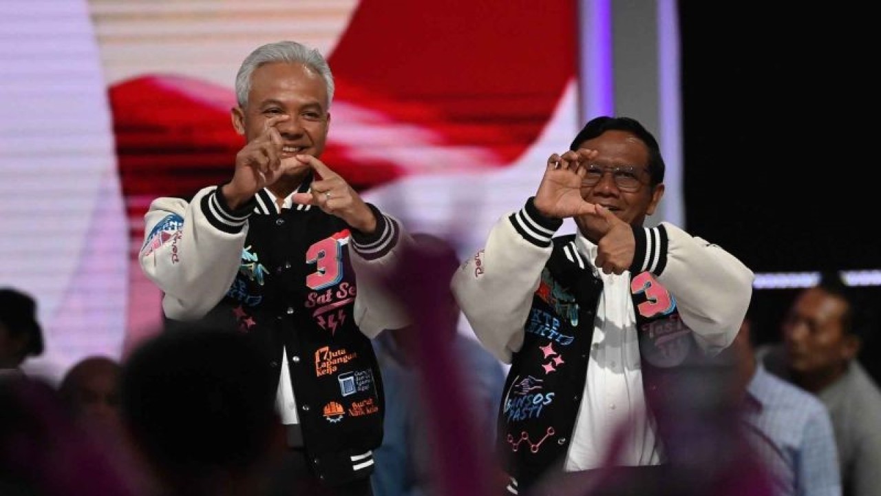 Capres-cawapres nomor urut 3, Ganjar Pranowo (kiri) dan Mahfud MD, berpose usai tiba di lokasi debat kelima Pilpres 2024 di Balai Sidang Jakarta, Jakarta, Minggu (4/2/2024). Debat itu bertema kesejahteraan sosial, kebudayaan, pendidikan, teknologi informasi, kesehatan, ketenagakerjaan, sumber daya manusia, dan inklusi. ANTARA FOTO/Aditya P Putra