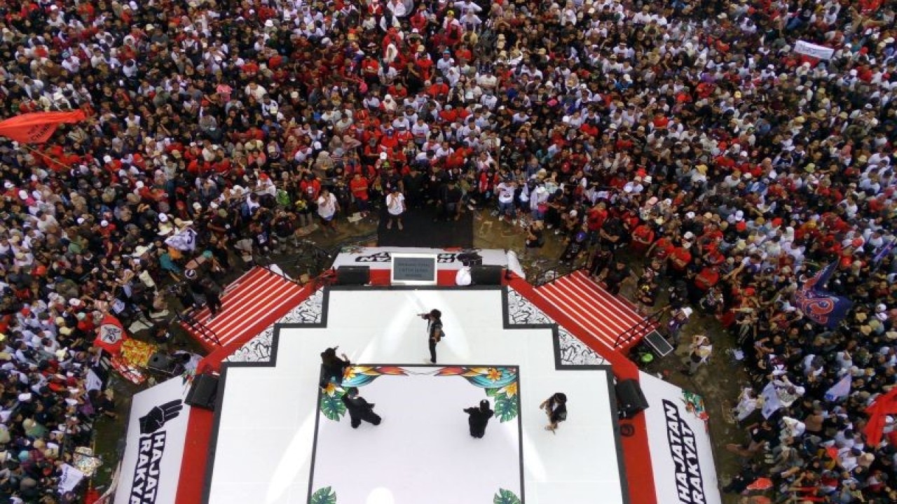 Foto udara sejumlah musisi tampil menghibur pendukung calon Presiden dan calon wakil presiden nomor urut 3 Ganjar Pranowo-Mahfud MD pada Hajatan Rakyat di Lapangan Maron Genteng, Banyuwangi, Jawa Timur, Kamis (8/2/2024).Sejumlah petinggi partai pengusung dan musisi papan atas hadir dalam kampanye tersebut untuk menarik dukungan pemenangan Ganjar-Mahfud dalam Pilpres 2024. ANTARA FOTO/Budi Candra Setya/Spt.