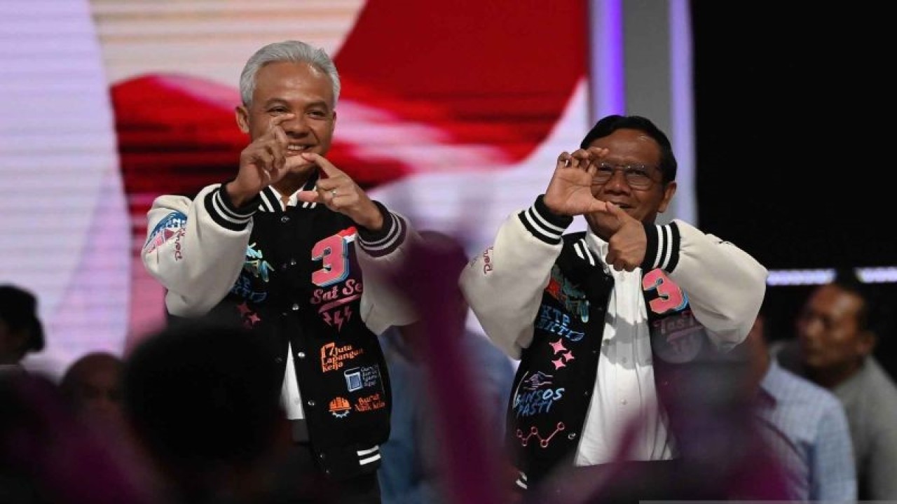 Pasangan Calon Presiden dan Wakil Presiden RI Ganjar Pranowo (kiri) dan Mahfud Md. berpose usai tiba di lokasi debat kelima Pilpres 2024 di Balai Sidang Jakarta Convention Center (JCC) Senayan, Jakarta, Minggu (4/2/2024). ANTARA FOTO/Aditya Pradana Putra/aww.
