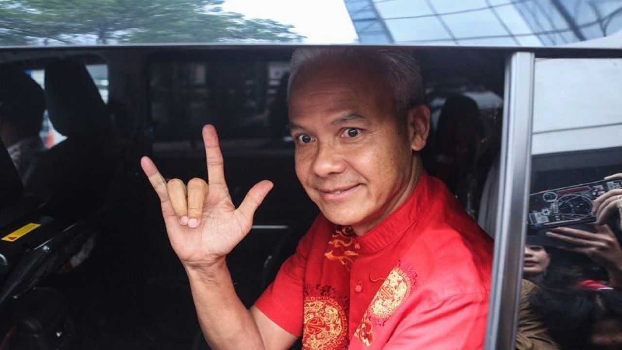 Calon presiden nomor urut 3 Ganjar Pranowo berpose dengan salam metal usai pertemuan di Gedung High End, Jakarta, Kamis (15/2/2024). (ANTARA FOTO/Asprilla Dwi Adha/Spt)