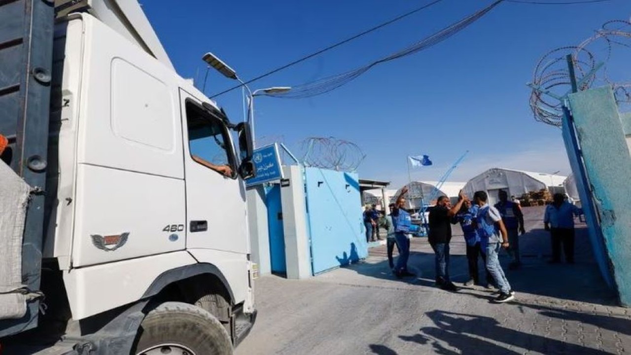 Sebuah truk bantuan tiba di fasilitas penyimpanan PBB saat konflik antara Israel dan kelompok Islam Palestina Hamas berlanjut, di Jalur Gaza tengah, pada 21 Oktober 2023. (Mohammed Salem/Reuters)