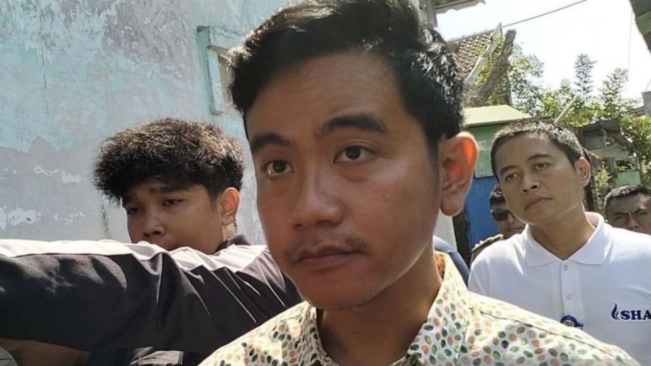 Wali Kota Surakarta Gibran Rakabuming Raka saat memberikan keterangan di Kota Surakarta, Jawa Tengah, Senin (12/2/2024). (ANTARA/Aris Wasita)