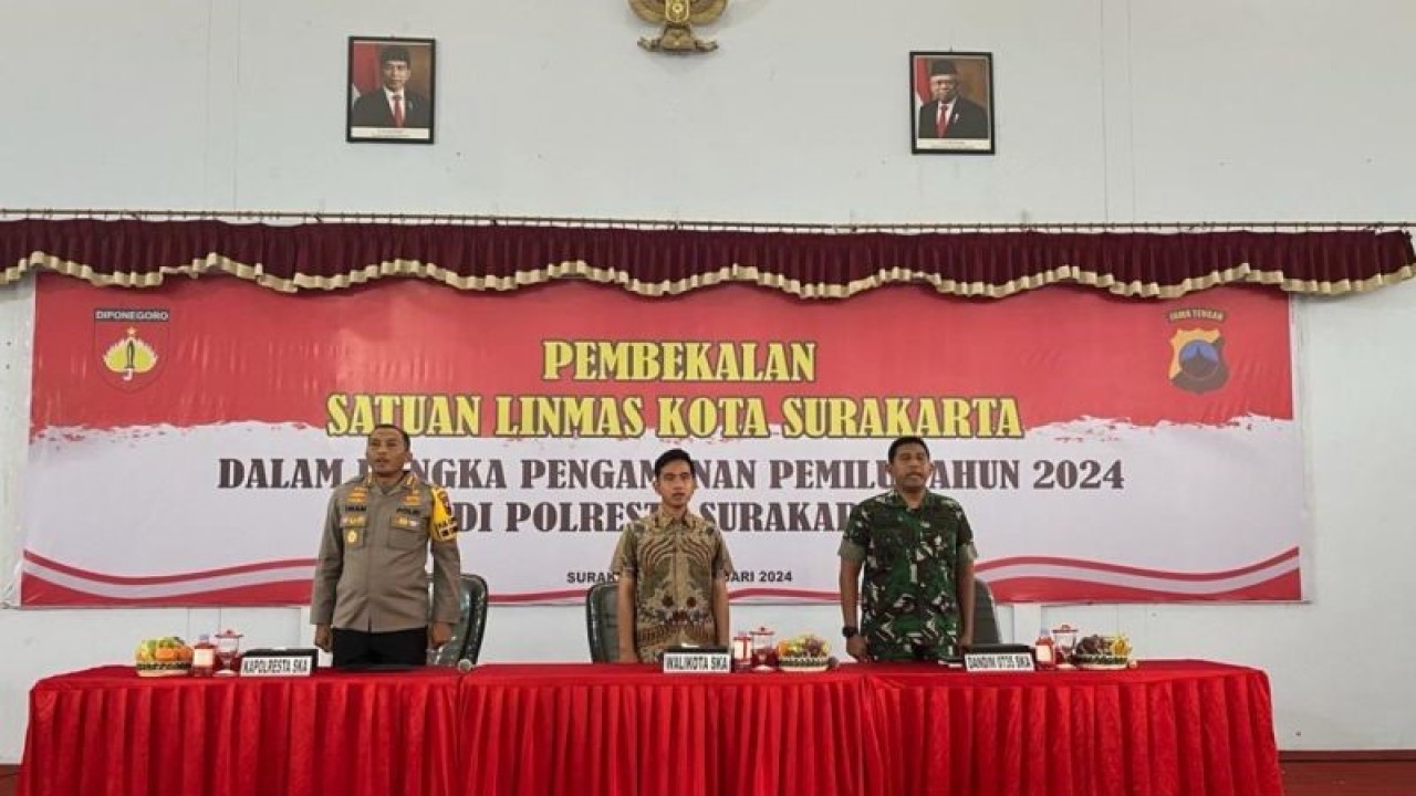Wali Kota Surakarta Gibran Rakabuming Raka (tengah) bersama Komandan Kodim 0735/Surakarta Letkol Inf Eko Hardianto dan Kapolresta Surakarta Kombes Pol Iwan Saktiadi saat memberikan pembekalan pada ratusan petugas Linmas di Kota Surakarta dalam rangka pengamanan Pemilu 2024 di Solo, Jawa Tengah, Senin (12/2/2024). ANTARA/Aris Wasita
