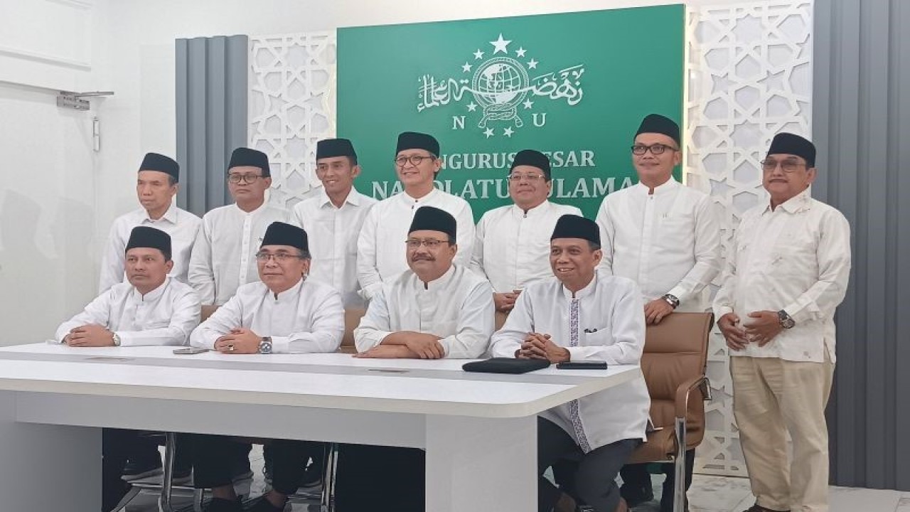 Ketua Umum Pengurus Besar Nahdlatul Ulama (PBNU) KH Yahya Cholil Staquf bersama beberapa pengurus PBNU berfoto bersama usai konferensi pers di Gedung PBNU, Jakarta, Jumat (16/2/2024). ANTARA/Tri Meilani Ameliya