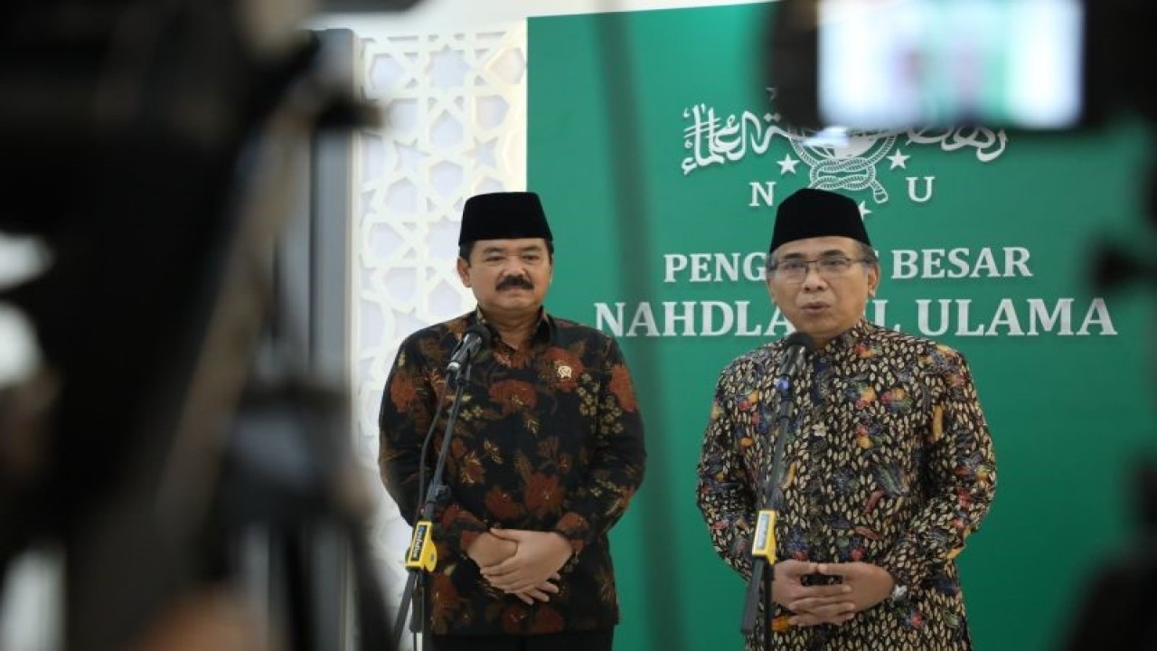 Menko Polhukam Marsekal TNI (Purn.) Hadi Tjahjanto (kiri) dan Ketua Umum PBNU KH Yahya Cholil Staquf menggelar jumpa pers di Kantor PBNU, Jakarta, Kamis (22/2/2024). (ANTARA/HO-Tim Media Menko Polhukam RI)
