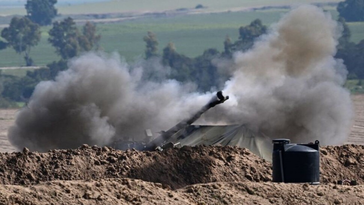 Unit artileri menembak ke arah Gaza, di tengah konflik yang sedang berlangsung antara Israel dan kelompok militan Palestina Hamas, di Israel, 4 Februari 2024. (Dylan Martinez/Reuters)