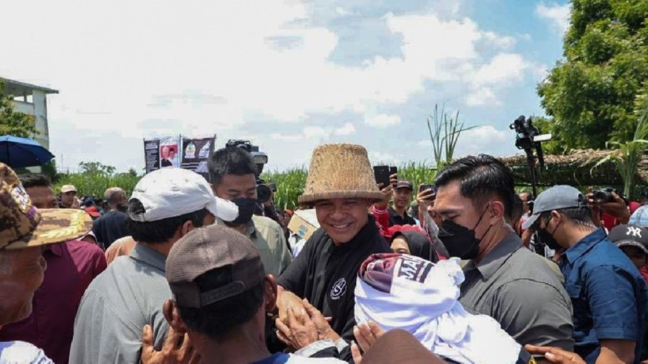 Calon Presiden nomor urut 03 Ganjar Pranowo berdialog dengan petani di Nganjuk, Jatim. ANTARA/HO-Tim dokumentasi pasangan calon Ganjar-Mahfud