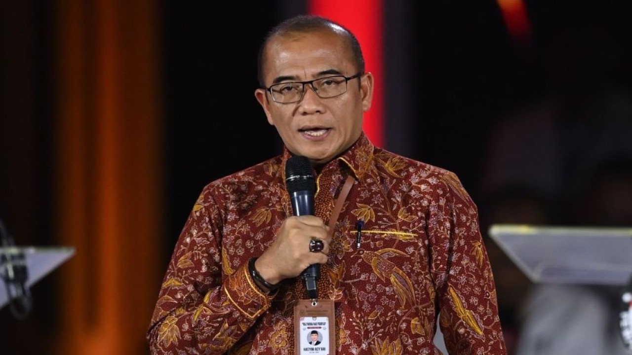 Ketua KPU RI Hasyim Asy'ari memberi sambutan sebelum debat ketiga Pilpres 2024 di Istora Senayan, Jakarta, Minggu (7/1/2024). (Foto: ANTARA/Aditya Pradana Putra/foc).