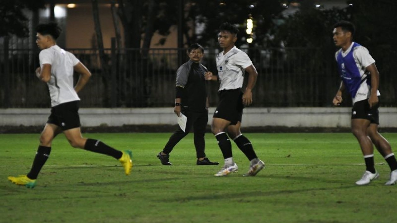 Pelatih timnas Indonesia U-20 Indra Sjafri (kedua kiri) memimpin latihan para pemainnya di Lapangan A, Kompleks Gelora Bung Karno, Jakarta (29/1/2024). ANTARA FOTO/Fakhri Hermansyah/aww.