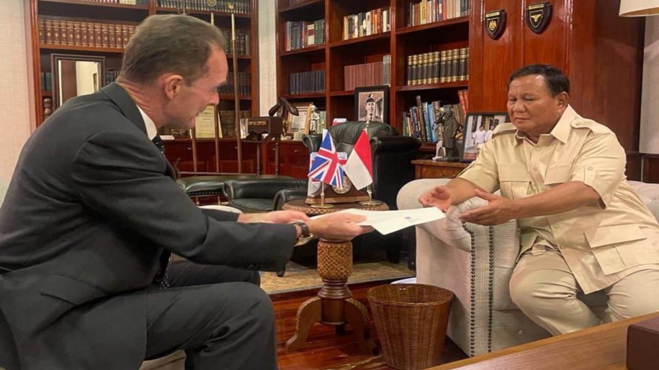 Duta Besar (Dubes) Inggris untuk Indonesia Dominic Jermey menyerahkan surat berisi ucapan selamat dari PM Rishi Sunak kepada Prabowo Subianto usai memenangkan Pemilihan Presiden (Pilpres) 2024 berdasarkan hasil quick count/ist
