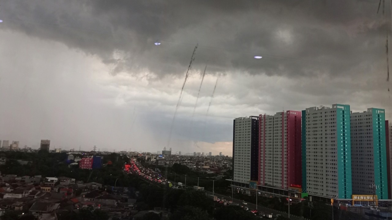 Jakarta mendung pada sore hari / Foto: Arf18