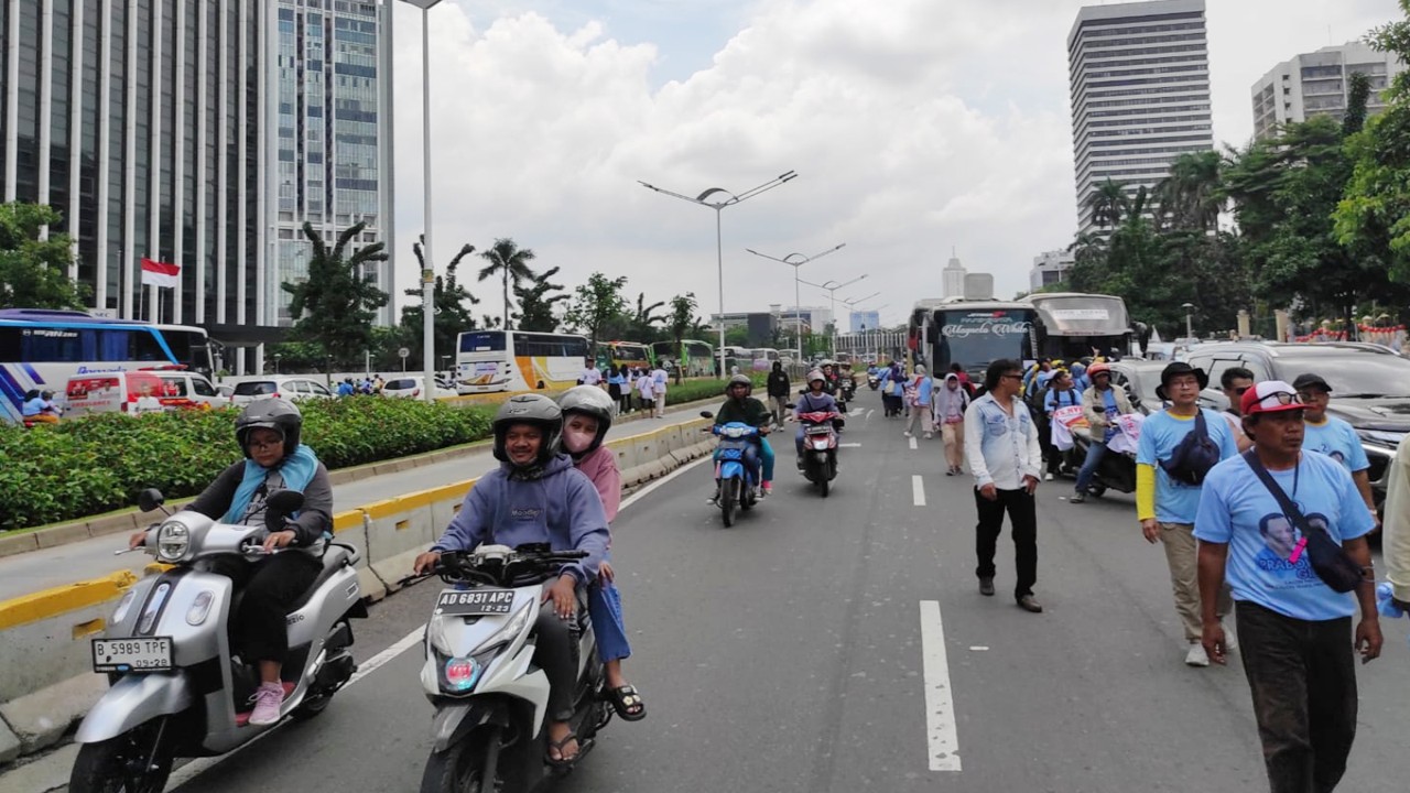 Lajur sebagian Jalan Sudirman kawasan Senayan yang jadi lokasi parkir kendaraan pendukung Prabowo-Gibran.(foto: nusantaratv.com/M. Rizki)