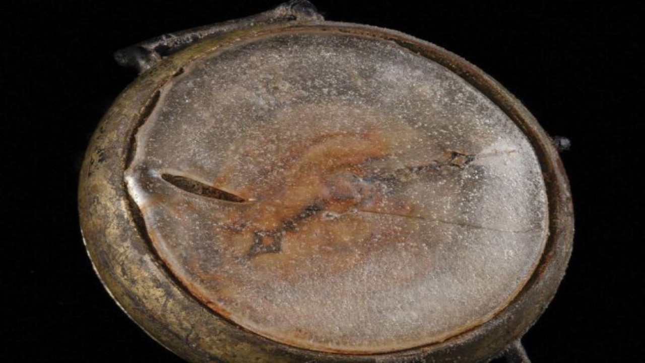 Jam tangan rusak akibat ledakan bom Hiroshima laku terjual seharga Rp485 juta. (Foto: Kyodo)
