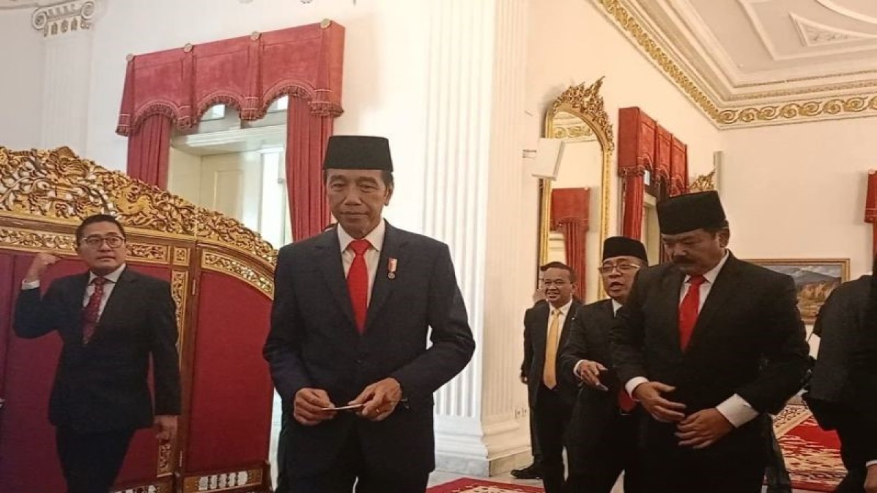 Presiden RI Joko Widodo didampingi Menko Polhukam Hadi Tjahjanto usai acara pelantikan pejabat negara di Istana Negara, Jakarta, Rabu (21/2/2024). ANTARA/Rangga Pandu Asmara Jingga