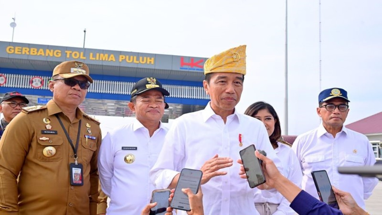 Presiden Joko Widodo memberikan keterangan kepada wartawan di Gerbang Tol Limapuluh, Kabupaten Batubara, Provinsi Sumatera Utara, Rabu (7/2/2024). ANTARA/HO-BPMI Setpres