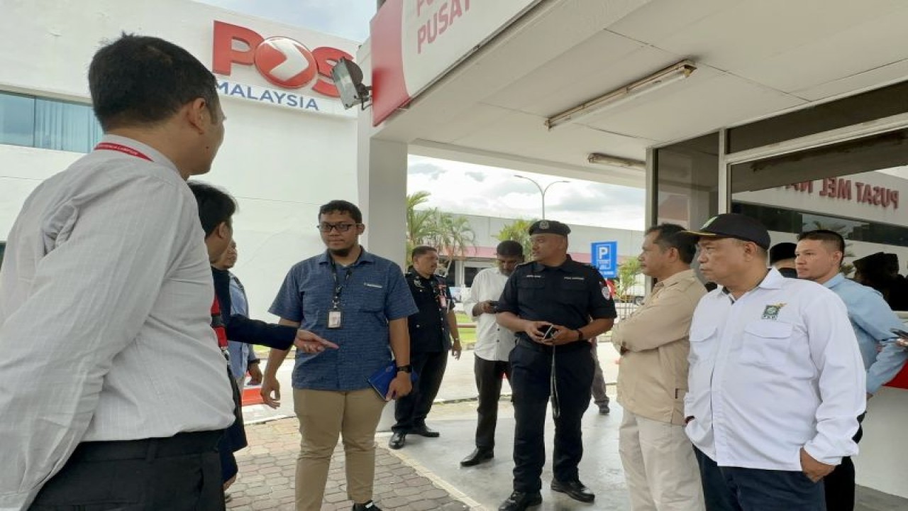 Arsip foto - PPLN Kuala Lumpur bersama Panwaslu Luar Negeri Kuala Lumpur, perwakilan KBRI Kuala Lumpur dan perwakilan partai politik mengantarkan surat-surat suara dengan metode Pos ke Pos Malaysia di Shah Alam, Selangor, Malaysia, Senin (15/1/2024). ANTARA/Virna P Setyorini