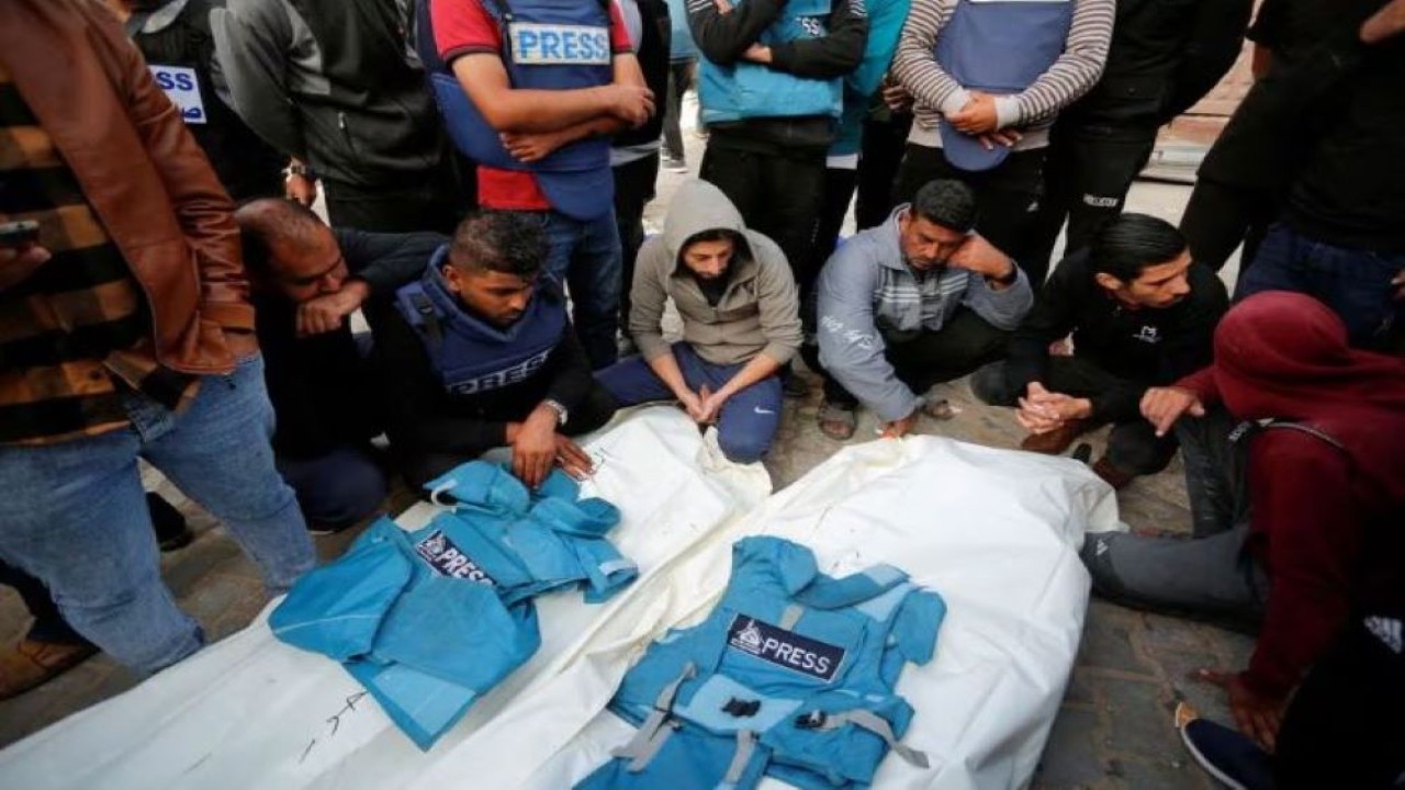 Warga Palestina berduka atas jurnalis lokal Hassouna Sleem dan Sary Mansour, yang tewas dalam serangan Israel di sebuah rumah sakit di Jalur Gaza tengah, pada 19 November 2023. (Dok/Reuters)
