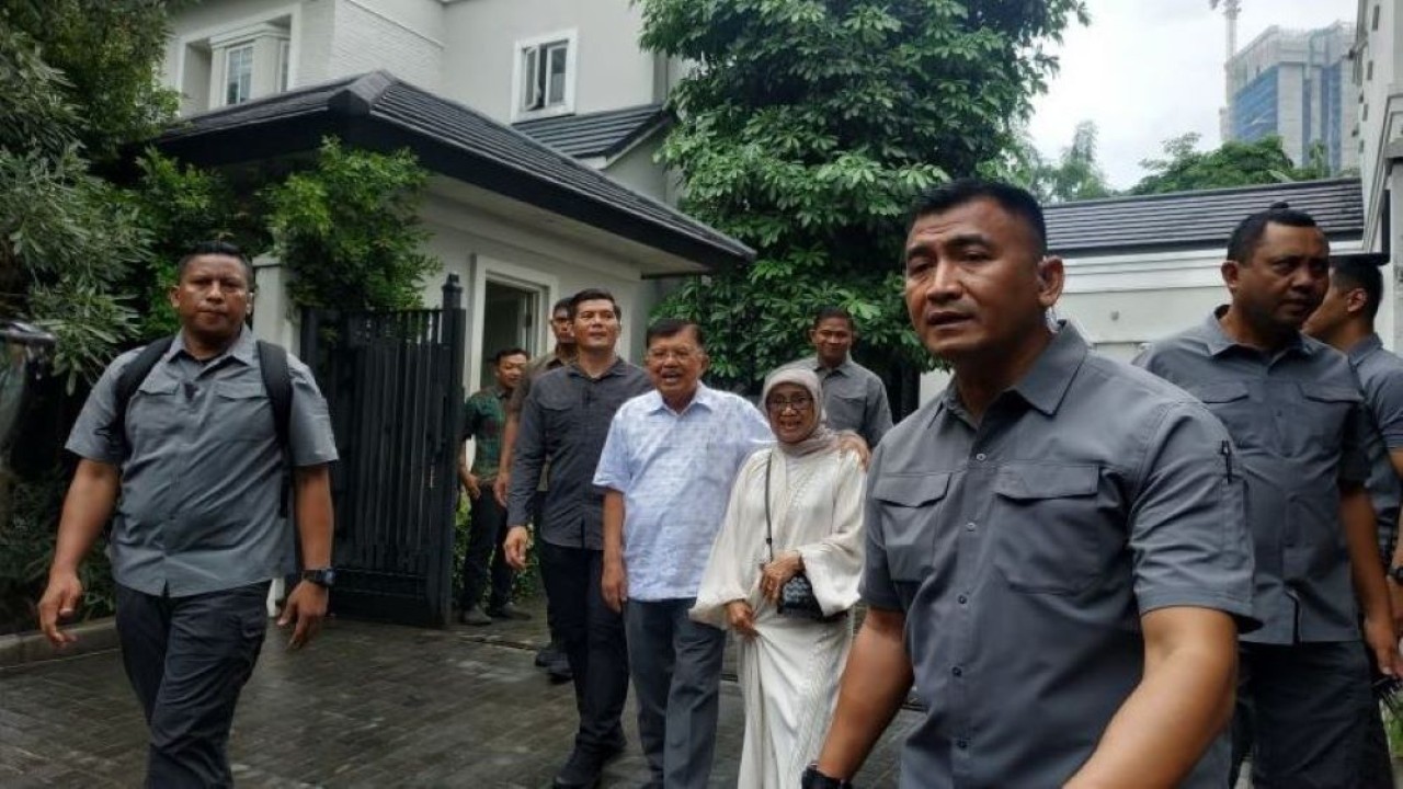 Wapres ke-10 dan ke-12 Jusuf Kalla (JK) bersama istri saat keluar dari kediaman menuju Tempat Pemungutan Suara (TPS) 03 halaman SMA Pangudi Luhur, Jakarta, Rabu (14/02/2024). (Agatha Olivia Victoria/Antara)