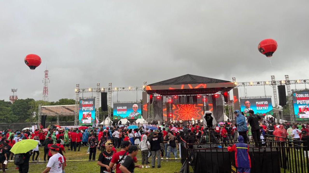 Para pendukung Ganjar-Mahfud antusias berjoget ria meski diguyur hujan di arena Hajatan Rakyat di Banteng Vasdenburg, Surakarta, Jawa Tengah, Sabtu (10/2/2024). (ANTARA/Narda Margaretha Sinambela)