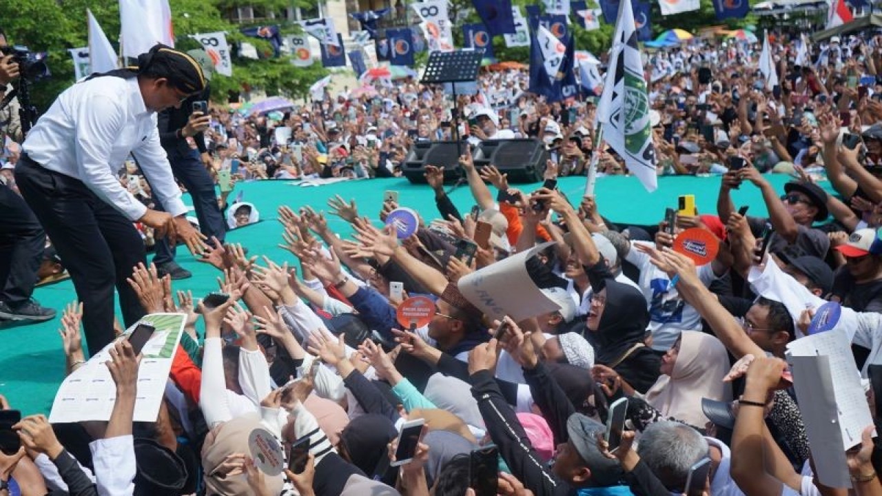 Capres Nomor Urut 01, Anies Rasyid Baswedan menyalami pendukungnya saat kampanye terbuka di GOR Lembupeteng, Tulungagung, Jawa Timur, Jumat (9/2/2024). Sebagai satu-satunya capres yang berkunjung ke daerah ini, Anies menegaskan bahwa kedatangannya sebagai bukti komitmen dukungan terhadap wilayah selatan Jawa, khususnya daerah eks-Karesidenan mataraman, yang selama ini kerap tertinggal dalam hal pembangunan kawasan di Indonesia. ANTARA FOTO/Destyan Sujarwoko (ANTARA FOTO/Destyan Sujarwoko)