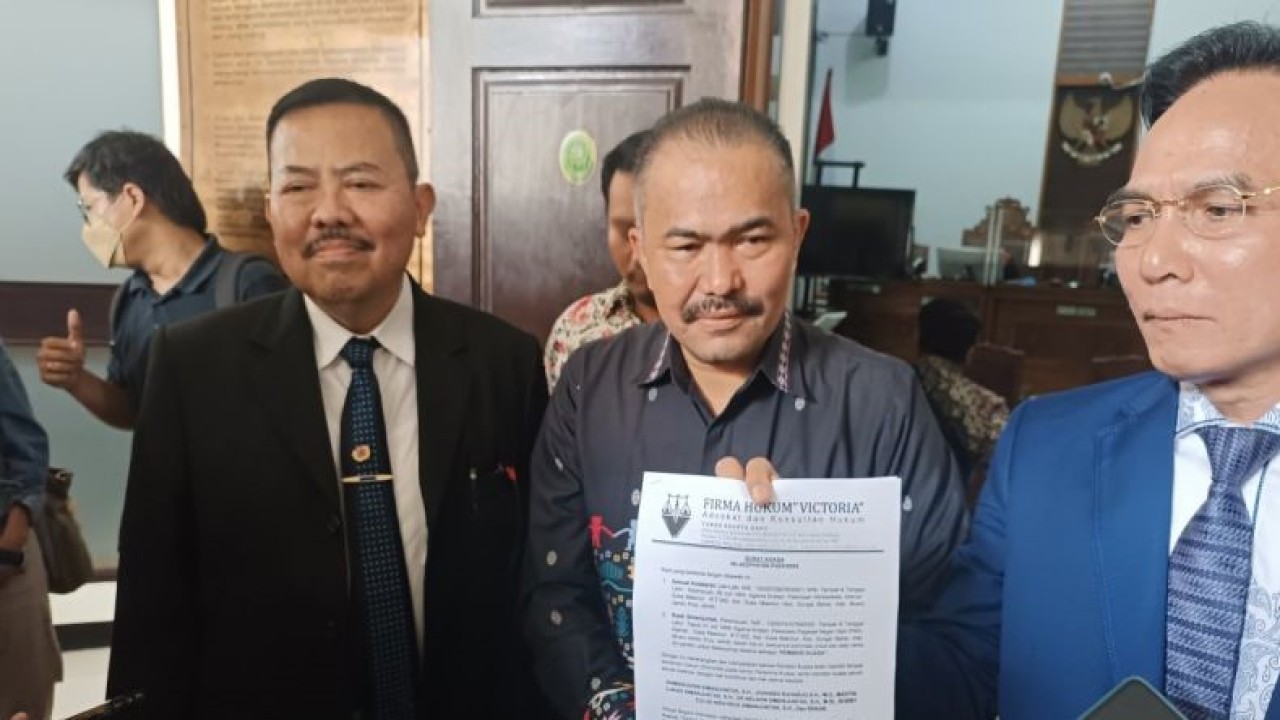 Kuasa hukum keluarga Brigadir Nofriansyah Yosua Hutabarat atau Brigadir J menunjukkan surat kuasa di PN Jakarta Selatan, Selasa (27/2/2024). ANTARA/Khaerul Izan