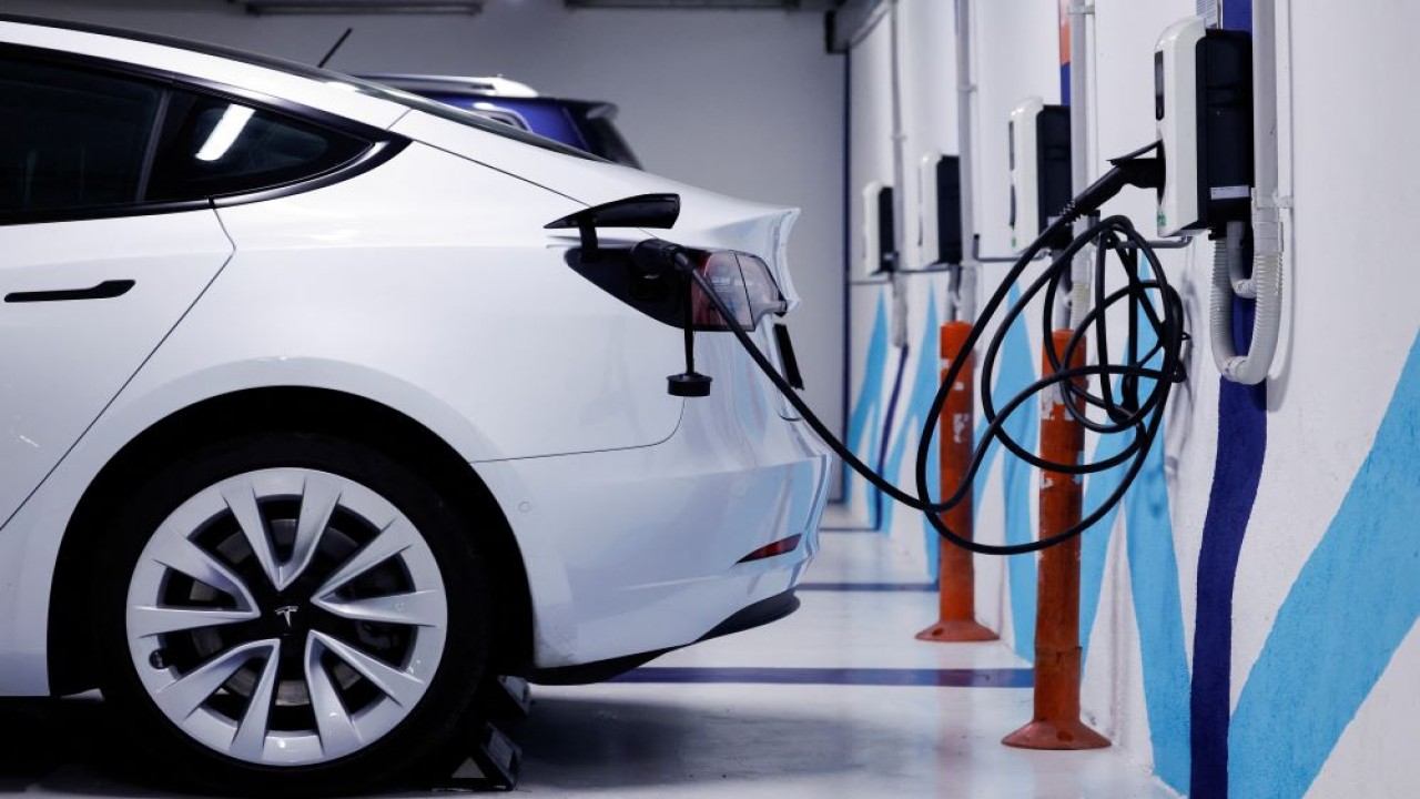 Ilustrasi. Kendaraan listrik sedang melakukan pengisian daya. (Reuters)