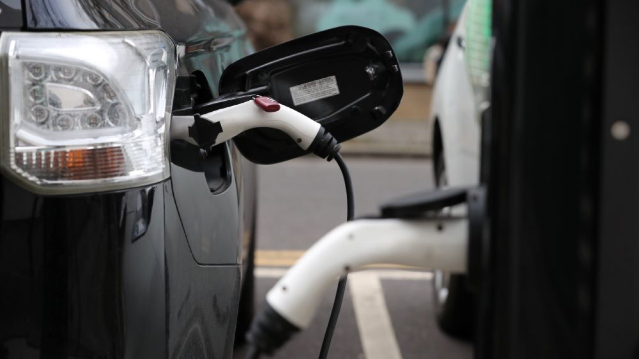 Ilustrasi. Kendaraan listrik sedang melakukan pengisian daya. (Reuters)