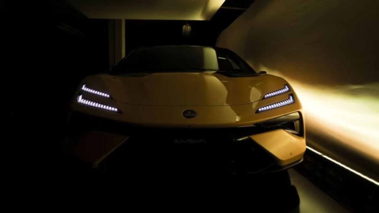 Produsen mobil sport mewah Inggris Lotus memperkenalkan "Emeya" Hyper-GT barunya yang sepenuhnya listrik di New York City, Amerika Serikat, 7 September 2023. (Foto: Dok/Caitlin Ochs/Reuters)