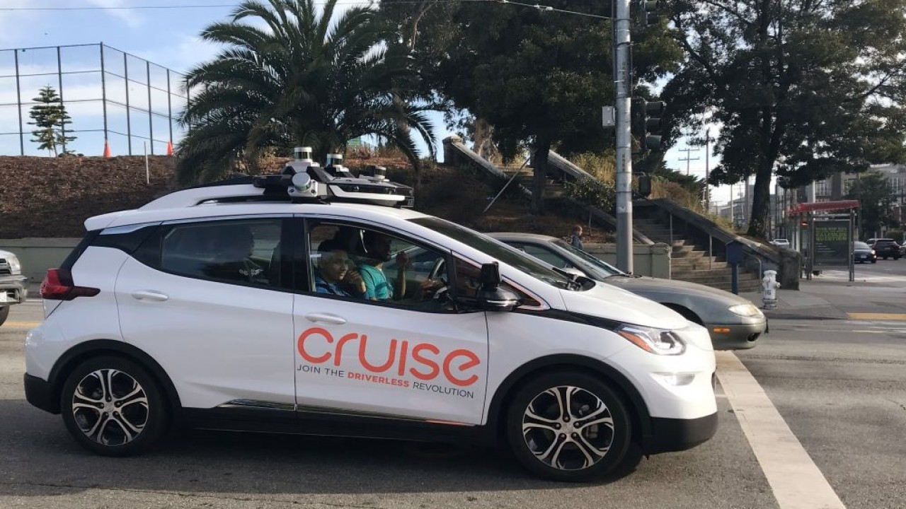 Kendaraan otonom Cruise, milik General Motors Corp., terlihat di luar kantor pusat perusahaan tersebut di San Francisco, California, Amerika Serikat, 26 September 2018. (Heather Somerville/Reuters)